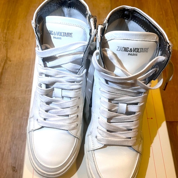 Very Good. Light scuffs at soles. almost new! Original